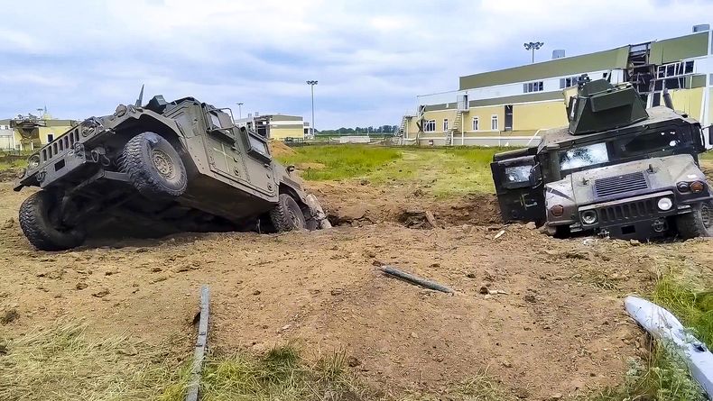 En esta imagen tomada de un video publicado por el Servicio de Prensa del Ministerio ruso de Defensa, vehículos blindados dañados tras combates en la región occidental rusa de Belgorod, el martes 23 de mayo de 2023. Bélgica investigaba si armas enviadas para ayudar a Ucrania a defender su territorio se utilizaron en combates al otro lado de la frontera, tras un reporte sobre que material producido por una empresa belga acabó en la región rusa de Belgorod. (Servicio de Prensa del Ministerio de Defensa via AP)