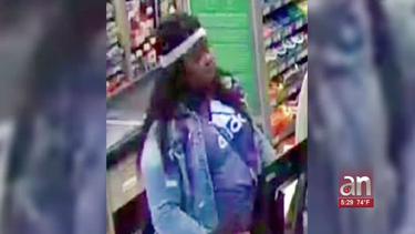 mujer se va de compras con la tarjeta de credito que le robo a una anciana de 85 anos