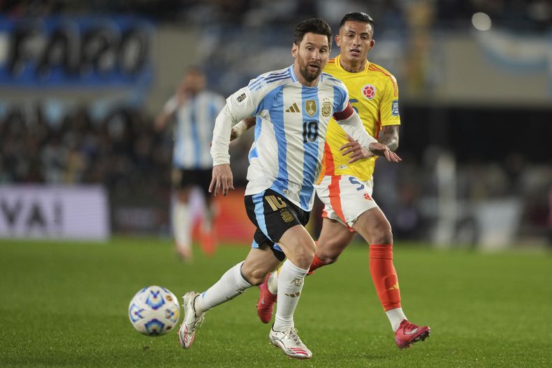El capitán de Argentina, Lionel Messi, de frente, y el mediocampista de Colombia Kevin Castaño corren detrás de la pelota durante un partido por las eliminatorias sudamericanas para el Mundial 2026 en el estadio Monumental de Buenos Aires, Argentina, martes 10 junio, 2025. (AP Foto/Natacha Pisarenko)
