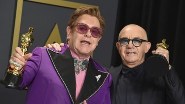 ARCHIVO - Elton John, izquierda, y Bernie Taupin, ganadores del premio a la mejor canción original por (Im Gonna) Love Me Again de Rocketman, posan en la sala de prensa en los Oscar el domingo 9 de febrero de 2020 en Los Angeles. Elton John y Bernie Taupin, los compositores que nos regalaron Your Song, Tiny Dancer y Rocket Man recibirán el Premio Gershwin de la Biblioteca del Congreso de Estados Unidos. (Foto Jordan Strauss/Invision/AP, archivo)