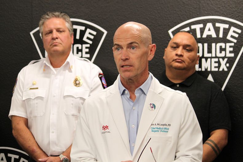 Steve McLaughlin, director médico del Hospital de la Universidad de Nuevo México, habla sobre la exposición al fentanilo durante una conferencia de prensa celebrada en Albuquerque, Nuevo México, el viernes 22 de mayo de 2026. (AP Foto/Susan Montoya Bryan)