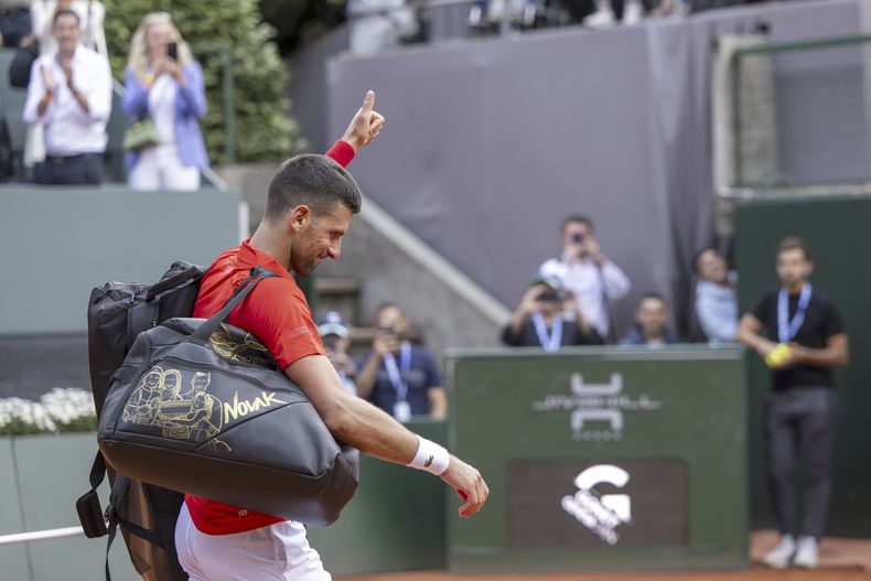 El serbio Novak Djokovic abandona la cancha tras perder la semifinal del Abierto de Ginebra ante el checo Tomas Machac el viernes 24 de mayo del 2024. (Martial Trezzini/Keystone via AP)