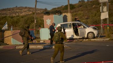 Fuerzas de seguridad israelíes inspeccionan el lugar de un atentado cerca de Beit Horon, un asentamiento judío en la Margen Occidental, el 23 de septiembre del 2026. (AP foto/Ohad Zwigenberg)