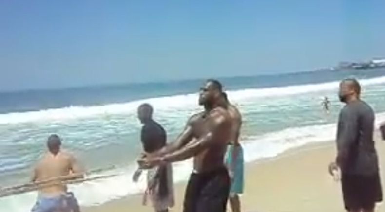 La estrella de Cleveland Cavaliers se despidió de Río de Janeiro con un entrenamiento sorpresa ante miles de bañistas de una de las playas más famosas del mundo
