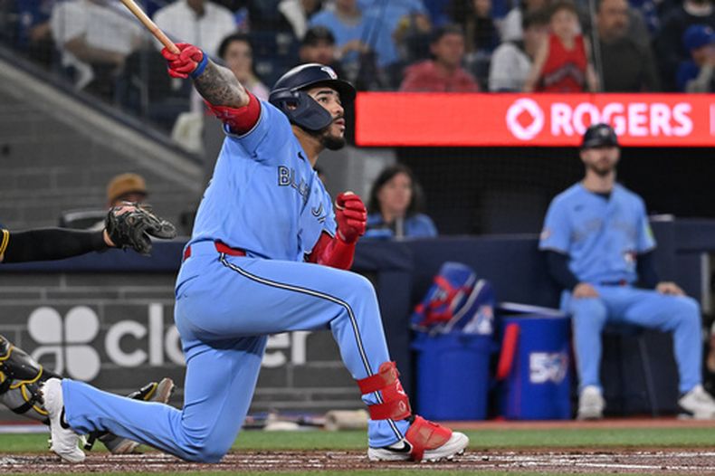 Yohendrick Pinango de los Azulejos de Toronto observa la bola tras batear un doble en la primera entrada ante los Piratas de Pittsburgh el sábado 23 de mayo del 2026. (Jon Blacker/The Canadian Press via AP)