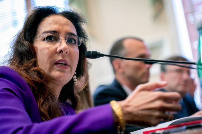 ARCHIVO - Harmeet Dhillon, exabogada de la campaña de Donald Trump, comparece en una audiencia de la Comisión de Administración de la Cámara de Representantes sobre La confianza de los estadounidenses en las elecciones: protección de la libertad de expresión política en el Capitolio de Washington, el 11 de mayo de 2023. (Foto AP/Andrew Harnik, archivo)