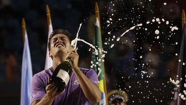 El argentino Sebastián Báez celebra tras vencer a su compatriota Mariano Navone en la final del torneo de Río el domingo 25 de febrero del 2024. (AP Foto/Bruna Prado)