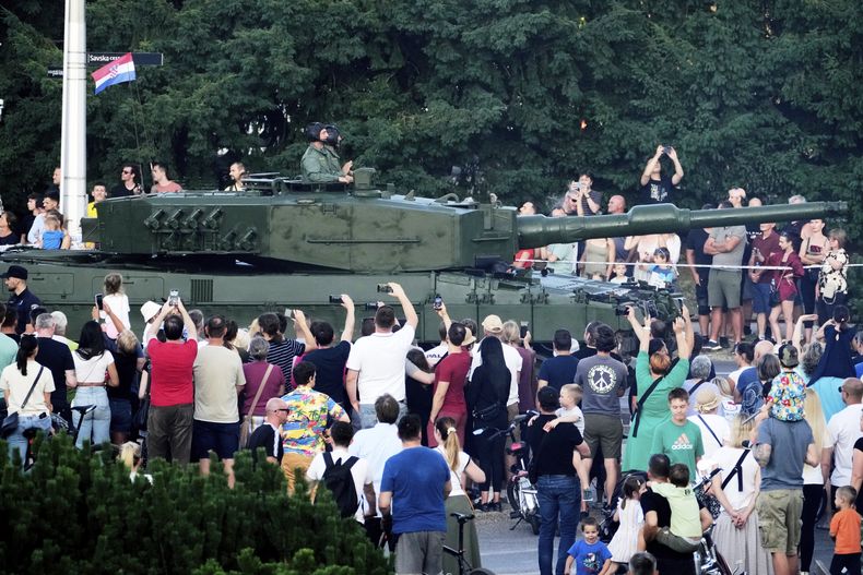 Un tanque Leopard de fabricación alemana en el desfile militar en Zagreb, Croacia, el 31 de julio del 2025. (AP foto/Darko Bandic)
