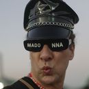 Un fan posa mientras espera el comienzo del último concierto de la gira Celebration de Madonna en la playa de Copacabana en Río de Janeiro, Brasil, el sábado 4 de mayo de 2024. (Foto AP/Bruna Prado)