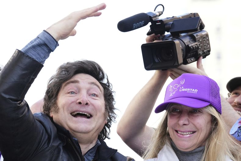 El presidente argentino Javier Milei y su hermana, la Secretaria General de la Presidencia, Karina Milei, asisten a una manifestación antes de las elecciones legislativas provinciales en Lomas de Zamora, Argentina, el miércoles 27 de agosto de 2025. (AP Foto/Natacha Pisarenko)