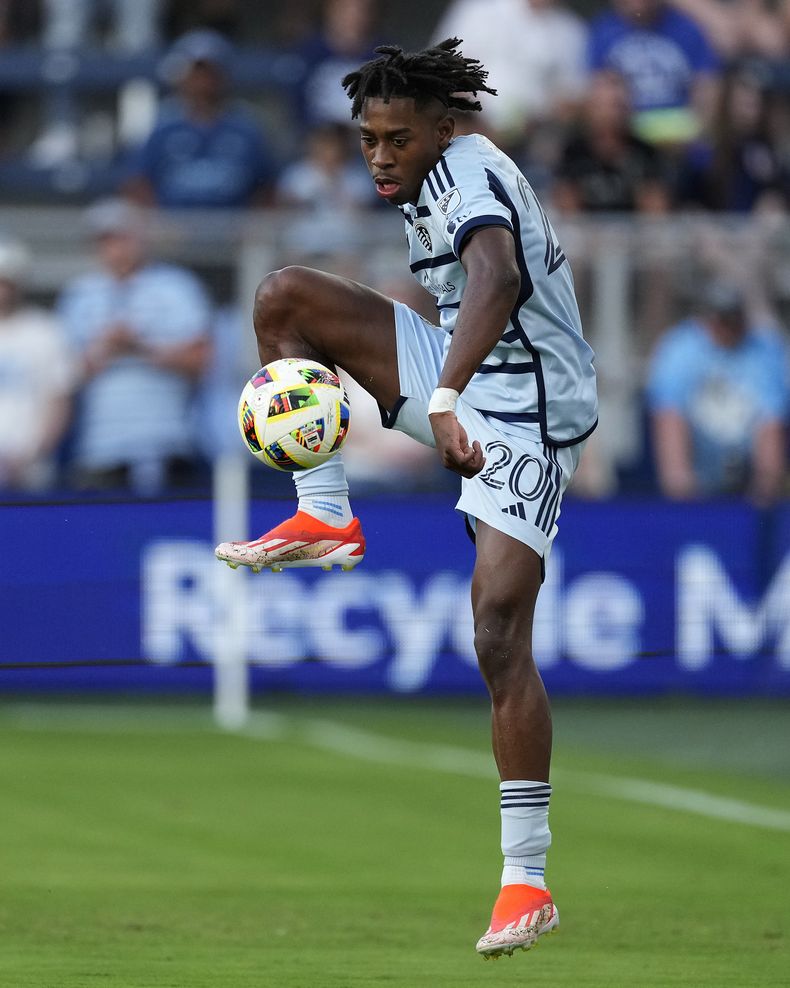 El delantero del Sporting de Kansas Alenis Vargas patea el balón en el encuentro ante los Whitecaps de Vancouver el miércoles 29 de mayo del 2024. (AP Foto/Charlie Riedel)