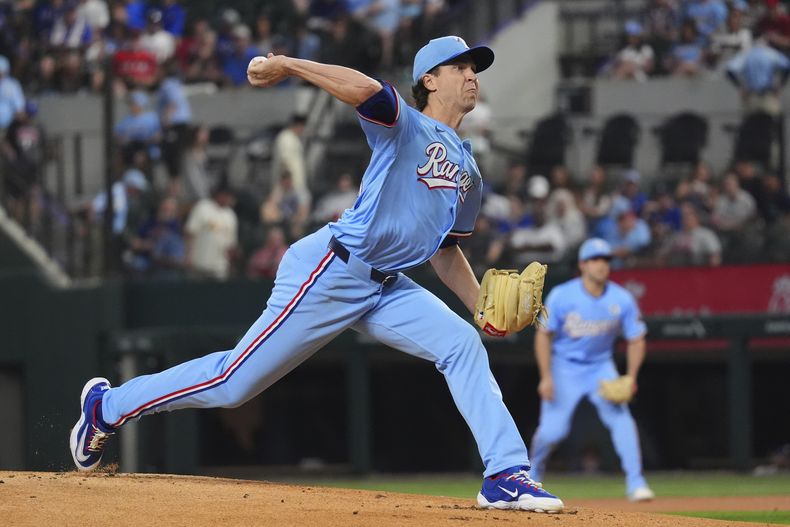 El lanzador abridor de los Rangers de Texas, Jacob deGrom, lanza durante la primera entrada contra los Cardenales de San Luis, el domingo 1 de junio de 2025, en Arlington, Texas. (Foto AP/LM Otero)