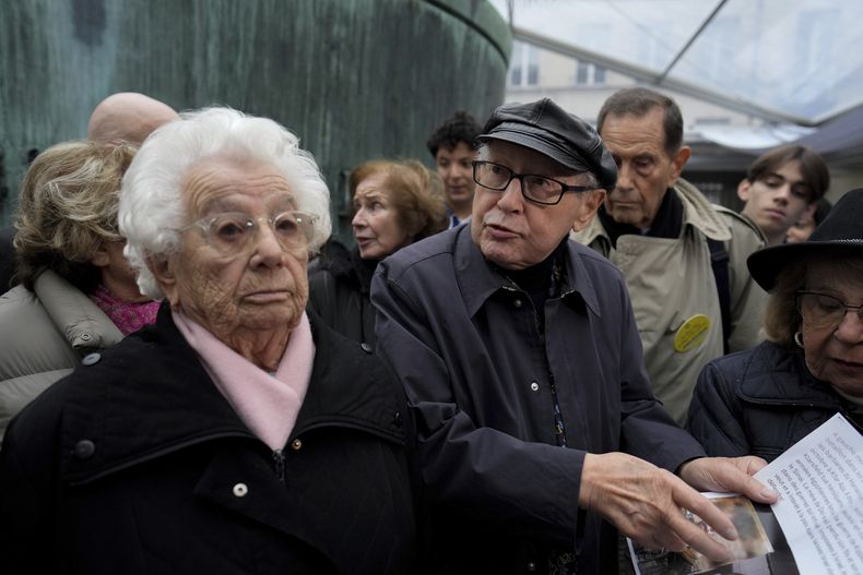 El cazador de nazis franceses Serge Klarsfeld y la sobreviviente al campo de concentración Auschwitz Esther Senot asisten a una reunión en el memorial del Holocausto en París, el sábado 18 de noviembre de 2023. (AP Foto/Thibault Camus)