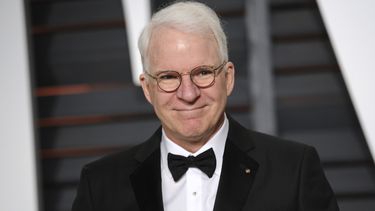 ARCHIVO - Steve Martin llega a la fiesta de los Oscar de Vanity Fair 2015 el 22 de febrero de 2015 en Beverly Hills, California. Martin retratado en el documental Steve! (Martin) a Documentary in 2 Pieces. (Foto Evan Agostini/Invision/AP, archivo)