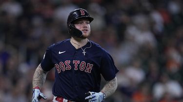 El mexicano Alex Verdugo, de los Medias Rojas de Boston, corre tras conectar un sencillo productor en el juego del jueves 24 de agosto de 2023, ante los Astros de Houston (AP Foto/Kevin M. Cox)