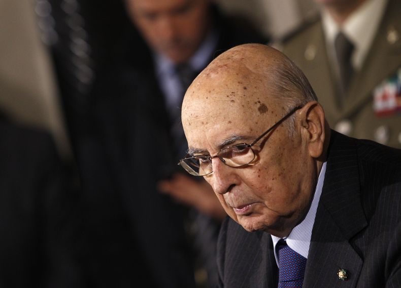 El presidente italiano Giorgio Napolitano habla con periodistas despu&eacute;s de reunirse con l&iacute;deres pol&iacute;ticos en el palacio presidencial Quirinale, el s&aacute;bado 15 de febrero de 2014, en Roma. (Foto AP/Riccardo De Luca)