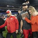 ARCHIVO - El ala cerrada de los Chiefs de Kansas City, Travis Kelce, y Taylor Swift caminan juntos después de un partido de fútbol americano de la NFL por el Campeonato de la AFC entre los Chiefs y los Ravens de Baltimore, el 28 de enero de 2024, en Baltimore. (Foto AP/Julio Cortez, archivo)