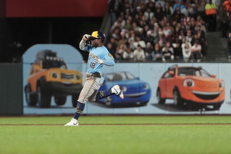 El venezolano Luis Lara, de los Cerveceros de Milwaukee, corre a la antesala tras conectar un triple en el duelo ante los Gigantes de San Francisco, el martes 28 de julio de 2026 (AP Foto/Jeff Chiu)