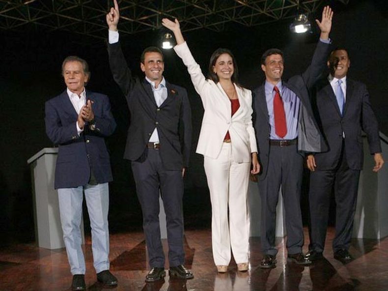 La aprobación de Maduro ha caído desde el 50 por ciento cuando llegó al poder hasta un 30 por ciento, según un sondeo de septiembre, mientras que un significativo 68 por ciento cree que el presidente no permanecerá en el poder más allá de 2016.