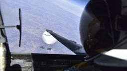 la increible foto del globo espia chino que fue tomada desde un avion de eeuu