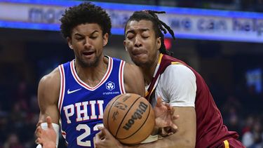 Embiid aporta 44 puntos y 76ers aseguran boleto a playoffs