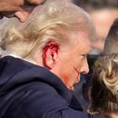 El expresidente estadounidense Donald Trump es escoltado por agentes del Servicio Secreto tras el aparente intento de asesinato en un evento de campaña en Butler, Pensilvania, el 13 de julio del 2024. (Foto AP/Gene J. Puskar)
