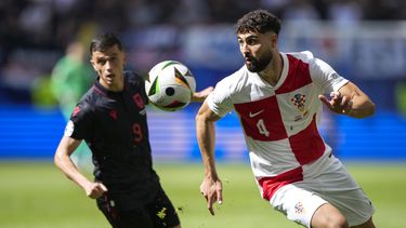 Josko Gvardiol de Croacia corre con el balón mientras lo persigue Jasir Asani de Albania en el encuentro del Grupo B de la Eurocopa el miércoles 19 de junio del 2024. (AP Foto/Ebrahim Noroozi)