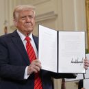 El presidente Donald Trump sostiene una orden ejecutiva firmada por él en un evento sobre educación en la Sala Este de la Casa Blanca, el jueves 20 de marzo de 2025, en Washington. (AP Foto/Ben Curtis)