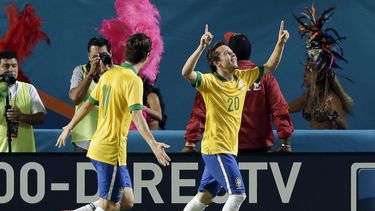 americateve | Bernard, delantero de la selecci&oacute;n brasile&ntilde;a, festeja su gol con el volante Oscar, durante el partido amistoso contra Honduras, realizado el s&aacute;bado 16 de noviembre de 2013, en Miami Gardens, Florida (AP Foto/Wilfredo Lee)