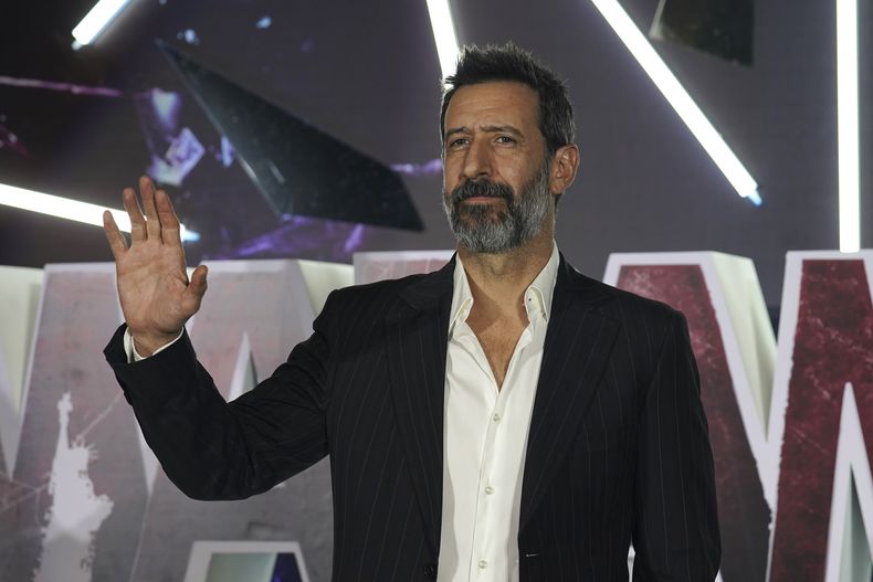 Actor José María Yazpik posa en la alfombra roja de la película Madame Web, en la Ciudad de México el martes 13 de febrero de 2024. (Foto AP/Marco Ugarte)