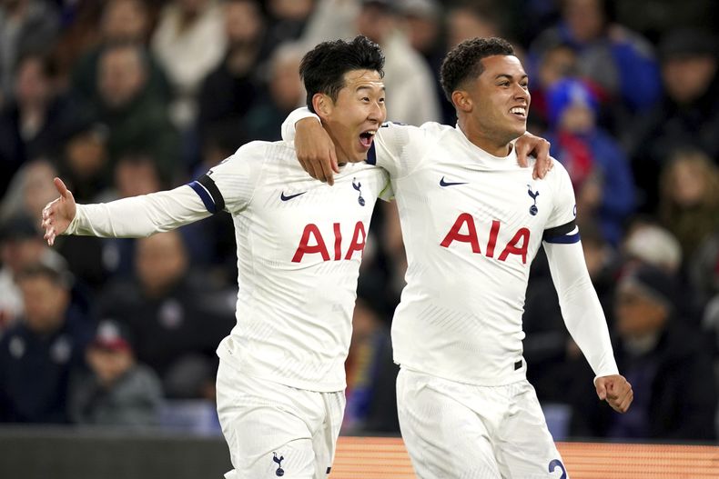 Son Heung-Min, izquierda, del Tottenham Hotspur, celebra después de marcar gol con su compañero Brennan Johnson durante el partido de fútbol de la Liga Premier de Inglaterra en contra del Crystal Palace en Selhurst Park, Londres, el viernes 27 de octubre de 2023. (John Walton/PA vía AP)