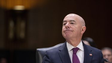 El secretario de Seguridad Nacional, Alejandro Mayorkas, declara durante una audiencia de la Comisión de Asignaciones Presupuestarias del Senado en torno a una solicitud de fondos suplementarios que presentó el presidente Joe Biden, el miércoles 8 de noviembre de 2023, en Washington. (AP Foto/Alex Brandon)