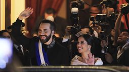 El presidente de El Salvador, Nayib Bukele, y la primera dama, Gabriela Bukele, saludan tras su discurso anual al Congreso en el Teatro Nacional en San Salvador, El Salvador, el domingo 1 de junio de 2025. (AP Foto/Salvador Melendez)