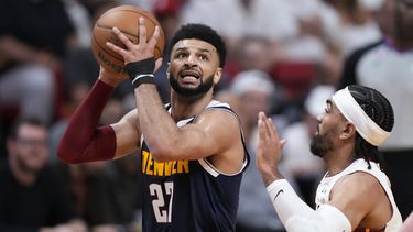 El base de los Nuggets de Denver Jamal Murray durante la segunda mitad del 4to juego de las Finales de la NBA ante el Heat de Miami, el viernes 9 de junio de 2023, en Miami. (AP Foto/Wilfredo Lee)