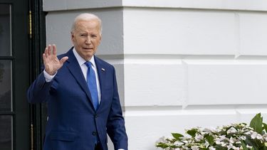 El presidente Joe Biden saluda mientras camina hacia el helicóptero Marine One para partir desde el jardín sur de la Casa Blanca, el 8 de mayo de 2024, en Washington. (Foto AP/Alex Brandon)