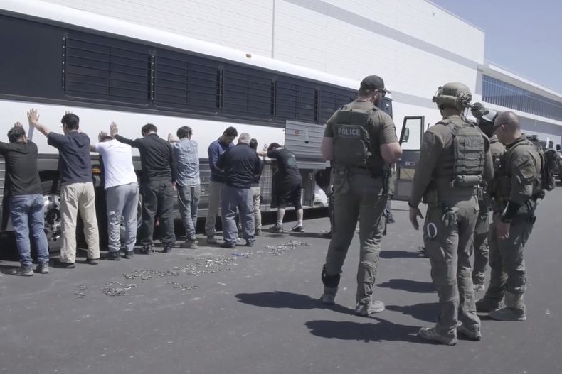 Imagen de video difundido por la agencia migratoria estadounidense ICE via DVIDS, que muestra a empleados en una fábrica de Hyundai Motor Group en in Ellabell, Georgia, el 4 de septiembre de 2025. (Corey Bullard/Servicio de Inmigración y Control de Aduanas de Estados Unidos via AP)