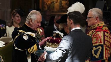 El rey Carlos III recibe la corona de Escocia durante el Servicio Nacional de Acción de Gracias y Dedicación en honor del rey Carlos III y la reina Camila, y la presentación de los Honores de Escocia, en la catedral de San Egidio, el miércoles 5 de julio de 2023, en Edimburgo. (Jane Barlow/Foto compartida vía AP)