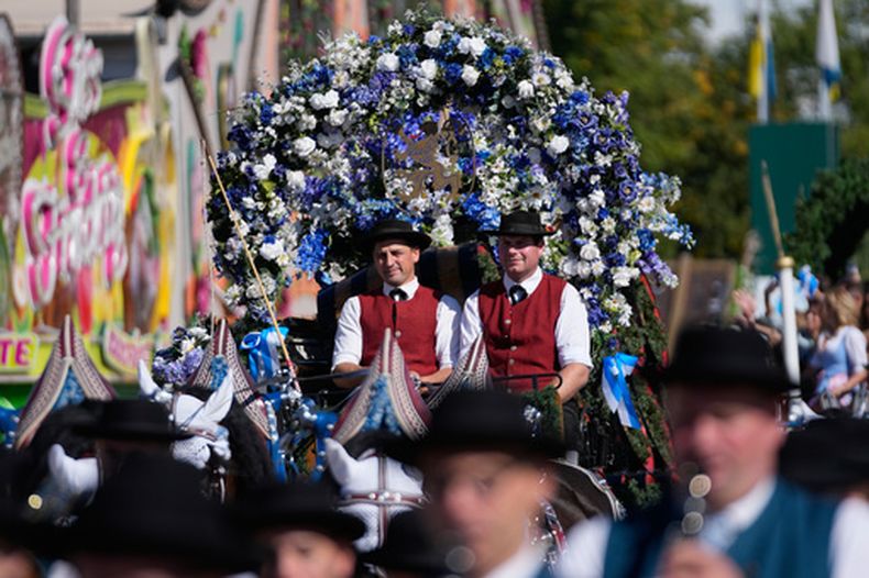 Varias personas, vestidas con trajes tradicionales, participan en el desfile de la 191ra edición del Oktoberfest, el festival de la cerveza de Múnich, Alemania, el 19 de septiembre de 2026. (AP Foto/Matthias Schrader)