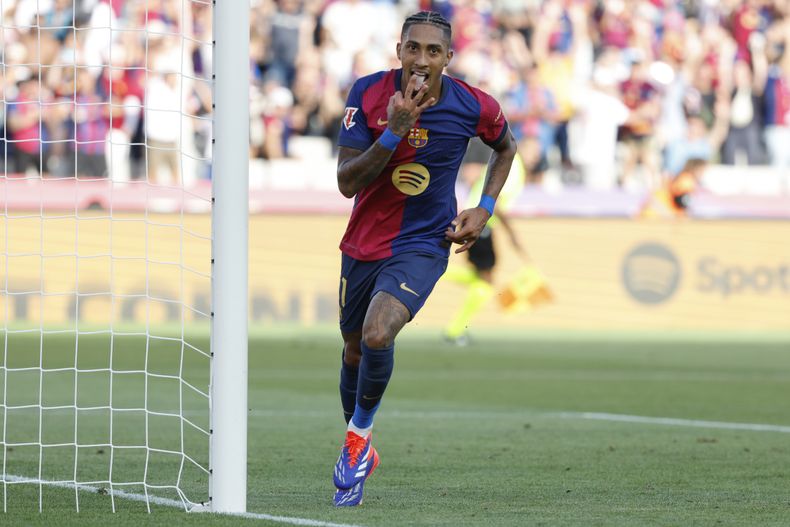 Raphinha, del Barcelona, celebra su tercer tanto y el quinto gol de su equipo en la goleada ante el Valladolid en la liga española el sábado 31 de agosto del 2024. (AP Foto/Joan Monfort)