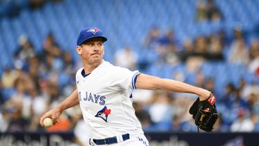 Chris Bassitt, abridor de los Azulejos de Toronto, hace un lanzamiento ante los Bravos de Atlanta durante el juego del viernes 12 de mayo de 2023 (Christopher Katsarov/The Canadian Press via AP)