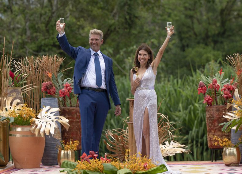 En esta imagen proporcionada por ABC, Gerry Turner, izquierda, y Theresa Nist en una escena del reality The Golden Bachelor. (John Fleenor/ABC vía AP)