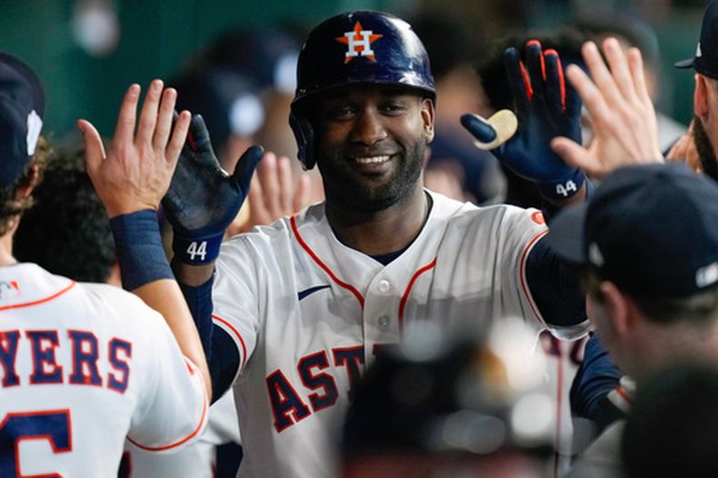 El cubano Yordan Álvarez, de los Astros de Houston, festeja en la cueva luego de conseguir un grand slam ante los Atléticos, el sábado 6 de junio de 2026 (AP Foto/Eric Christian Smith)