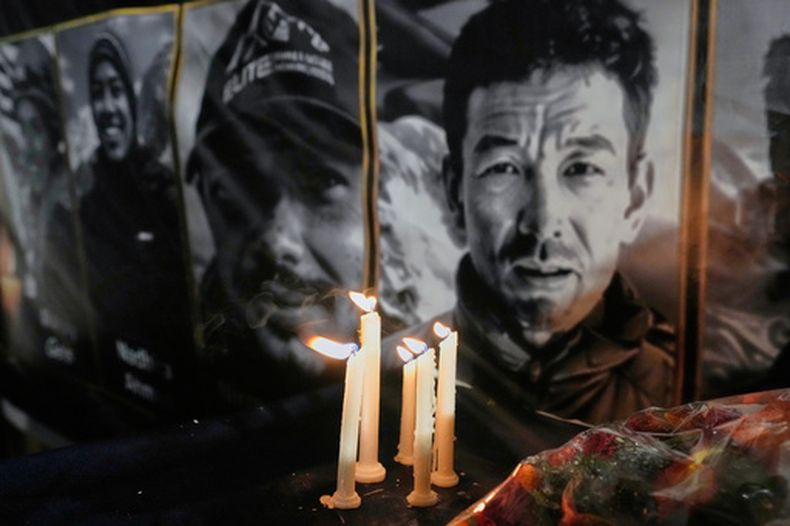 Un memorial en honor a la memoria de los montañistas que murieron en una avalancha en Pakistán, en Islamabad, Pakistán, el 11 de agosto del 2026. (AP foto/Anjum Naveed)