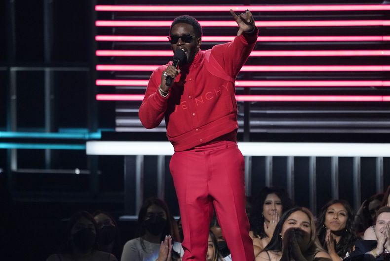 ARCHIVO - Sean Diddy Combs presenta el premio Revolt Black Excellence en los Premios Billboard el 15 de mayo de 2022, en el MGM Grand Garden Arena de Las Vegas. (Foto AP/Chris Pizzello, archivo)