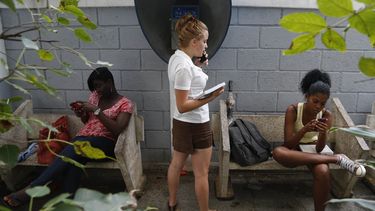 Los cubanos se las ingenian para conectarse a Internet por medio de amigos, conexiones de funcionarios públicos, Wi-fi gratuitas de hoteles, o como la que estrenó el artista oficialista Kcho.