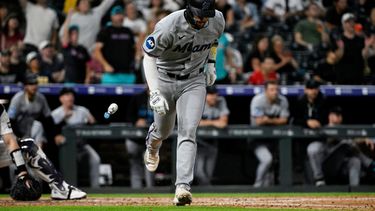 Joe Mack, de los Marlins de Miami, comienza a recorrer las bases tras conectar un jonrón en la séptima entrada de un partido de béisbol contra los Rockies de Colorado, el martes 30 de junio de 2026, en Denver. (Foto AP/Geneva Heffernan)
