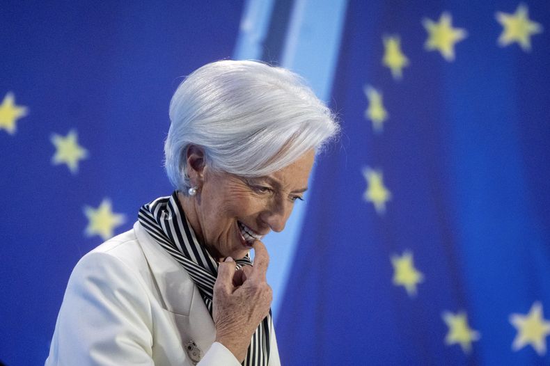 La presidenta del Banco Central Europeo, Christine Lagarde, asiste a una conferencia de prensa después de la junta de gobernadores del banco en Fráncfort, Alemania, jueves 25 de enero de 2024. (AP Foto/Michael Probst)