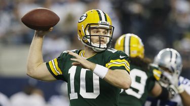 americateve | El quarterback Matt Flynn (10), de los Packers de Green Bay, realiza un pase contra los Cowboys de Dallas, en la primera mitad del juego del domingo 15 de diciembre de 2013, en Arlington, Texas. (Foto AP/Tony Guti&eacute;rrez)