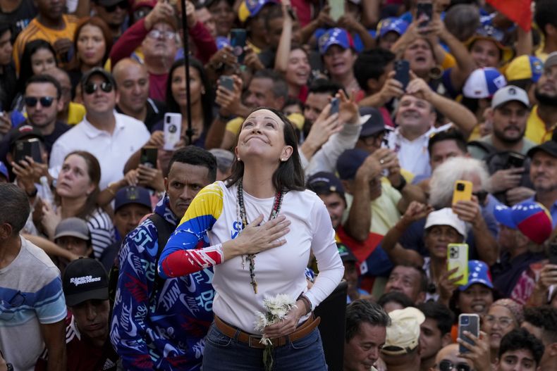 La líder opositora venezolana María Corina Machado habla ante sus seguidores durante una protesta contra el presidente, Nicolás Maduro, en Caracas, Venezuela, el 9 de enero de 2025, en la víspera de su toma de posesión para un tercer mandato. (AP Foto/Ariana Cubillos)