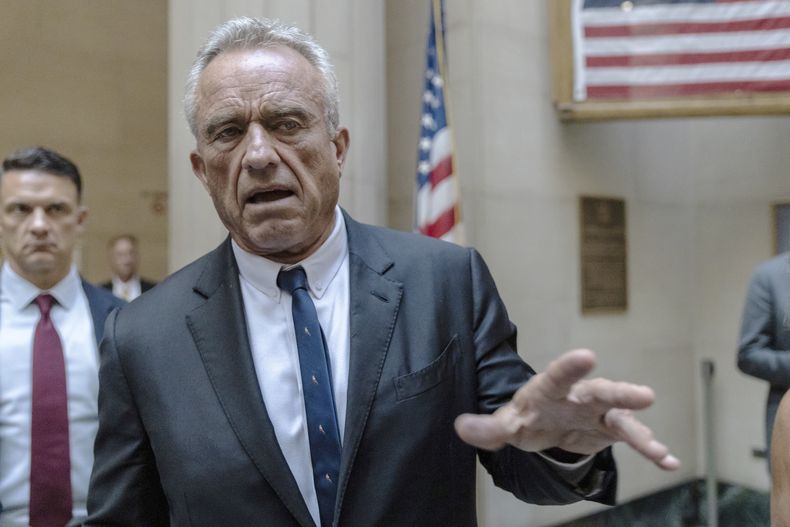 El candidato independiente a la presidencia de Estados Unidos, Robert F. Kennedy Jr., habla con reporteros en la Corte Suprema del condado de Nassau, en Mineola, Nueva York, el 21 de agosto de 2024. (AP Foto/Stefan Jeremiah, Pool)